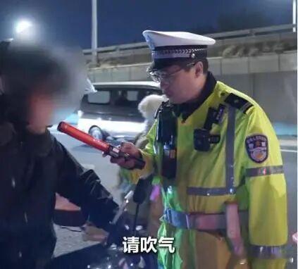 【 北京开始夜查非机动车“酒驾”行为，酒后骑自行车违法吗？】 北京公安交管部门近