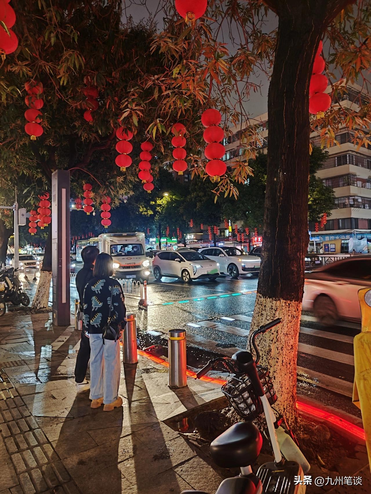 直行红灯，你排在第一个位置等红灯，后面是一辆鸣笛的救护车，你会怎么做？让还是不让