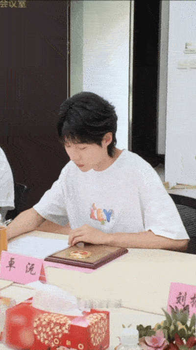 卓沅携粉丝定向帮扶医学生群体🥹谁能不被卓沅打动，主动将周边全部收益捐献，默默为