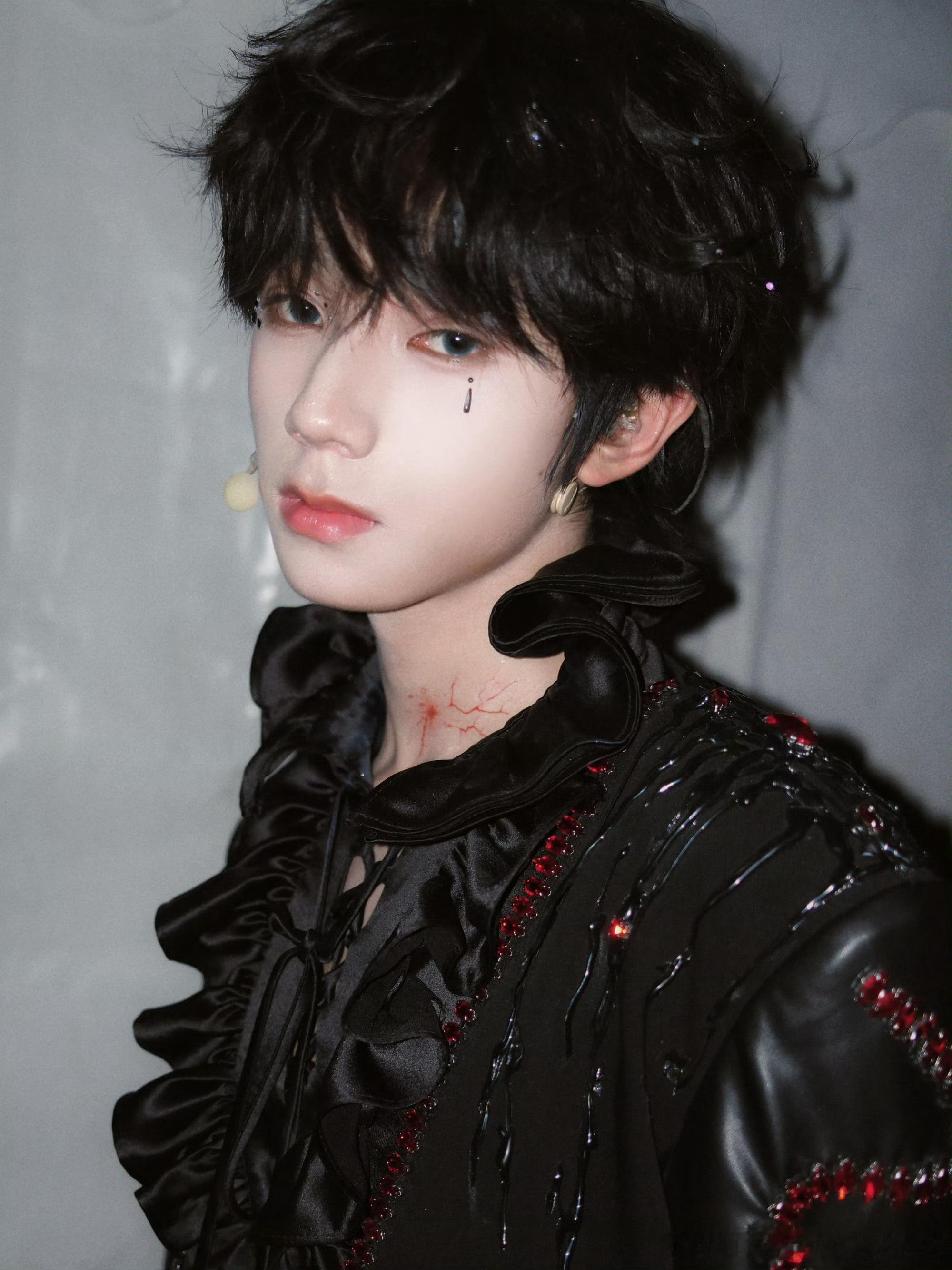 新音舞台后台自拍更新🤳依旧是氛围感小杰！回顾新音舞台，从双人到团体舞台，从名场