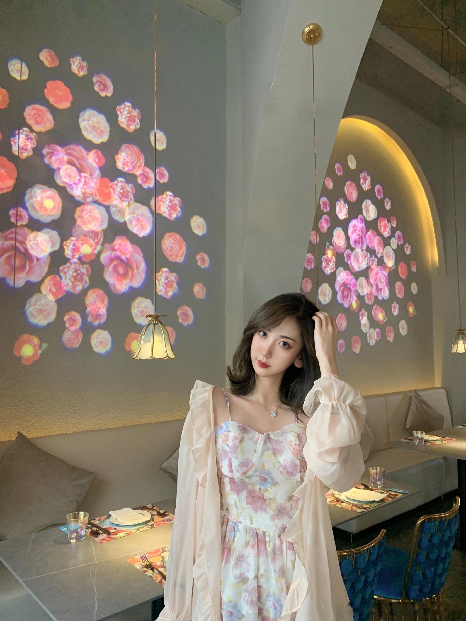 不必祝她开花，不必教她爱她不必勇敢，不必慷慨，不必乖祝她鼎沸好了，祝她留白祝她把