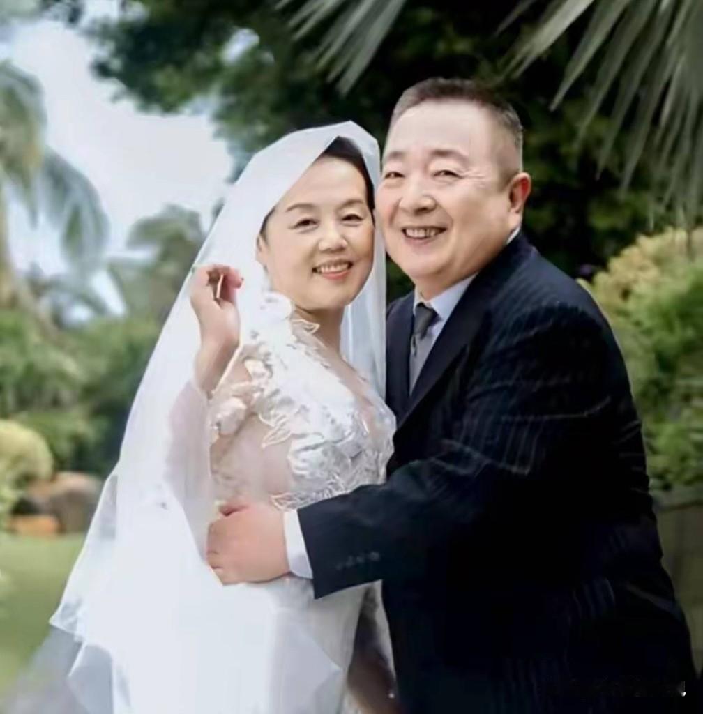 妻子那句“我随你”，轻飘飘三个字，他记了大半辈子。如今婚纱穿上了，腰弯了，头发白