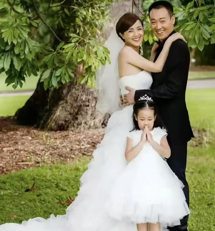 内娱最稳神仙眷侣，还是没能熬过生离死别。

朱媛媛癌症离世不到一年，辛柏青就被传