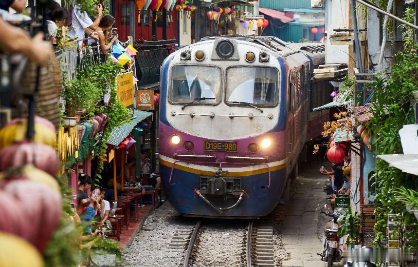 我在想，这回真该让德国人体验一下大冤种的滋味了！要知道，之前由中铁六局建设的越南