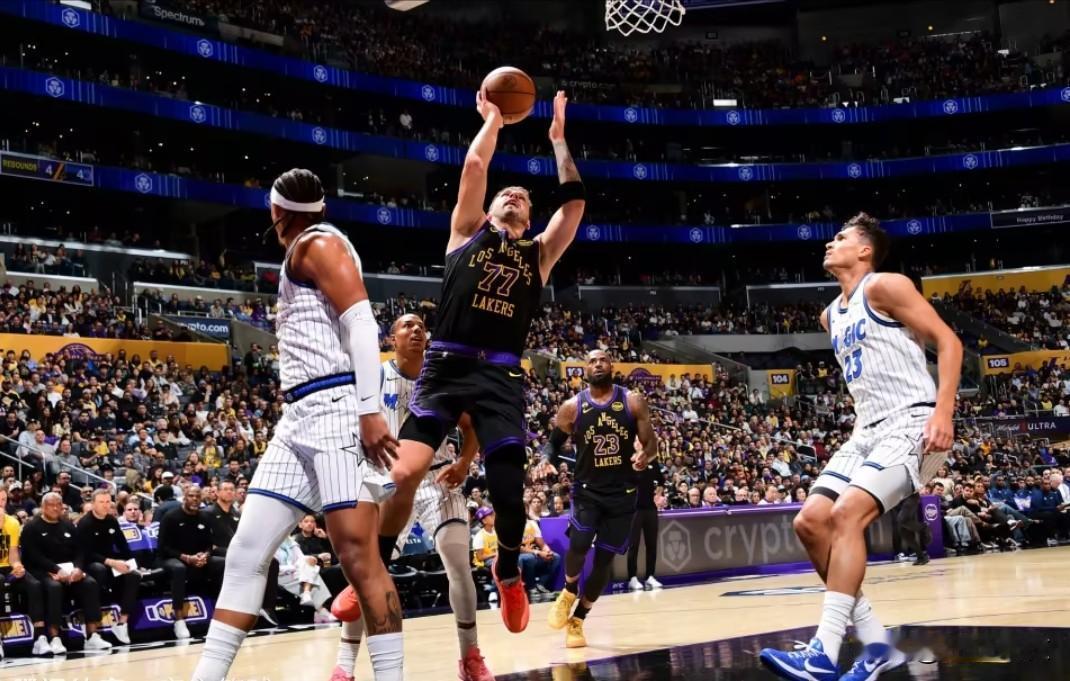 全明星后，NBA肖华和裁判哨收紧了，这对于联盟造犯规出身的球员，比如哈登、东契奇