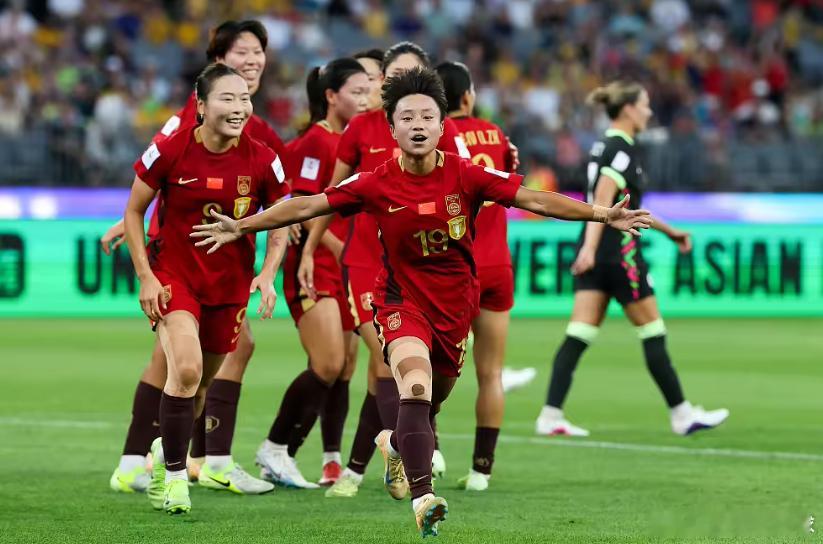女足亚洲杯半决赛，卫冕冠军中国女足与东道主澳大利亚女足争夺决赛名额。上半场比赛，