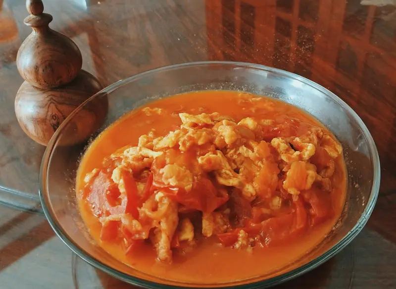 老人吃东西可不能只讲究煮得烂、新鲜卫生就行，还得注重科学搭配与营养均衡。
随着年