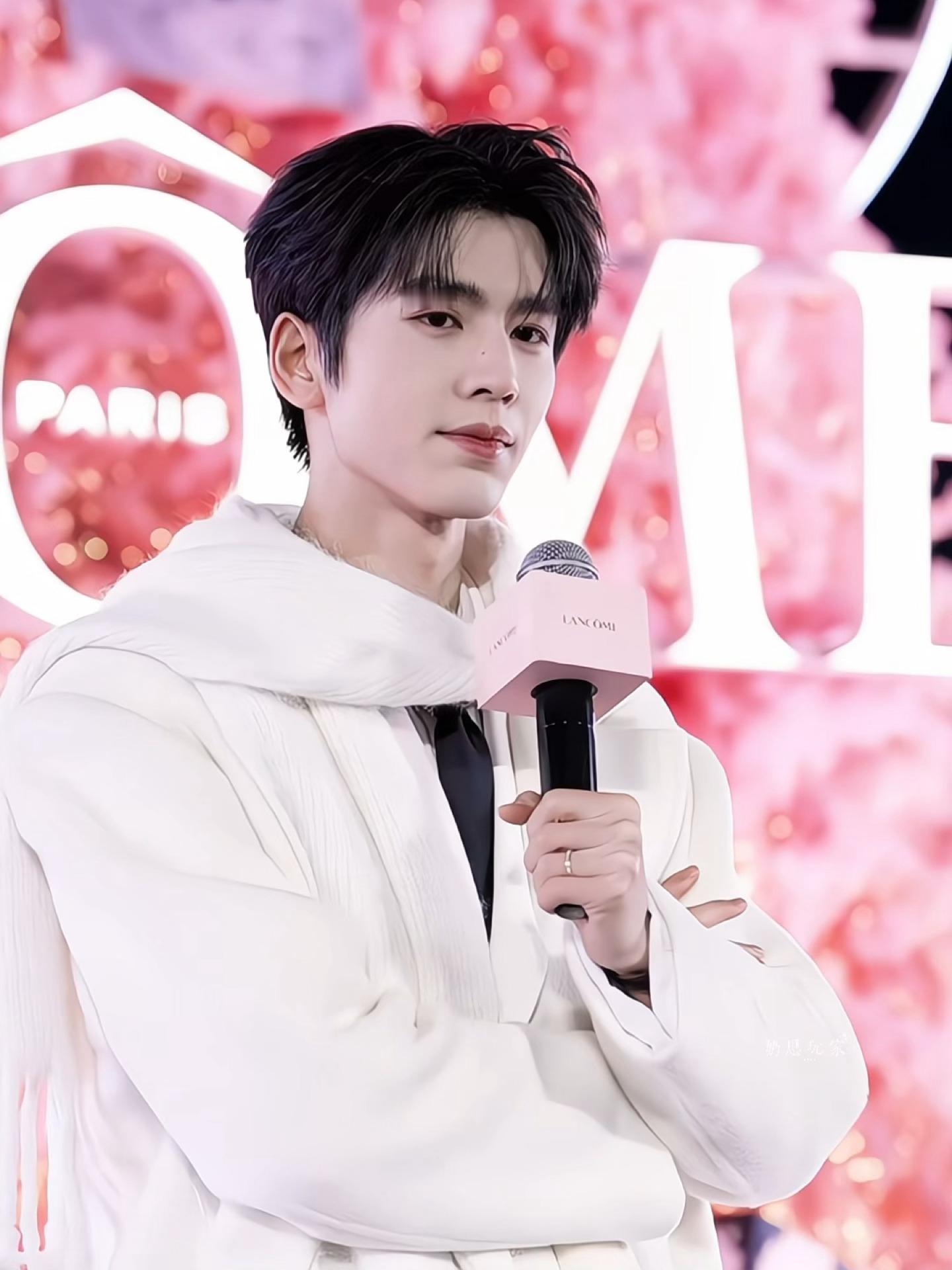 张凌赫一边笑一边挑眉把我钓晕了啊啊啊啊啊啊 