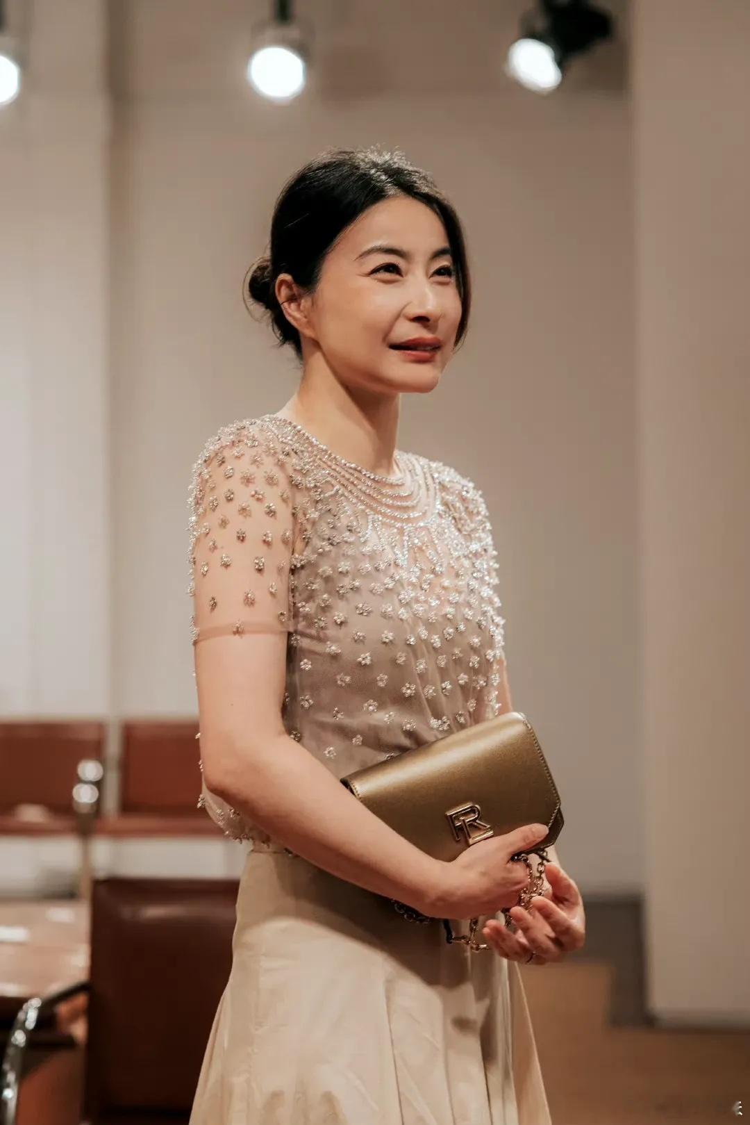 郭晶晶之美，犹如山涧清泉，认可她无与伦比的成就和气质，笑起来眼睛虽然弯弯的，但面