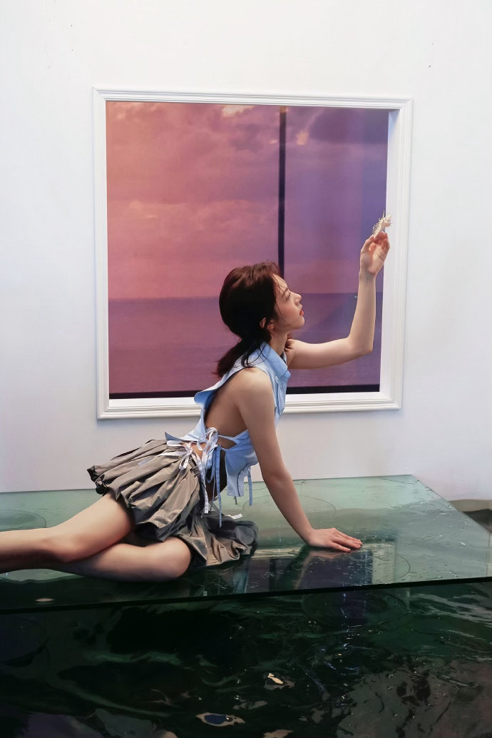 赵今麦风格多变这一块赵今麦的健身痕迹轻松融合少女青涩与成熟质感，穿短上衣露出好看