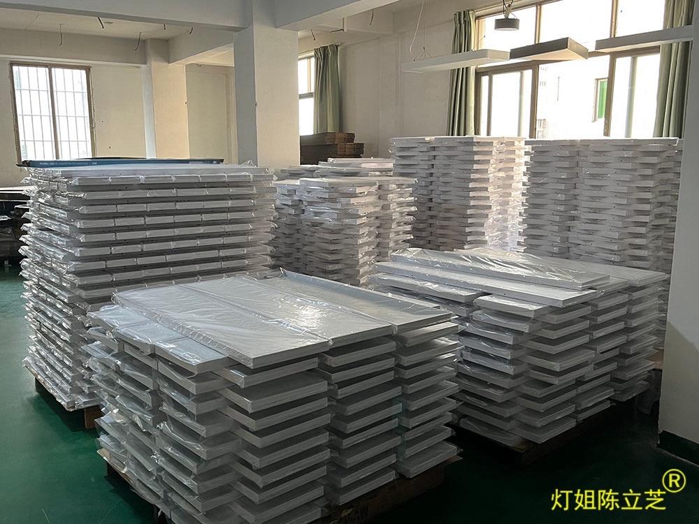 陈立芝写日记的第567天：10月28日 周一 阴
听到闹钟响，毫不犹豫从床上爬起