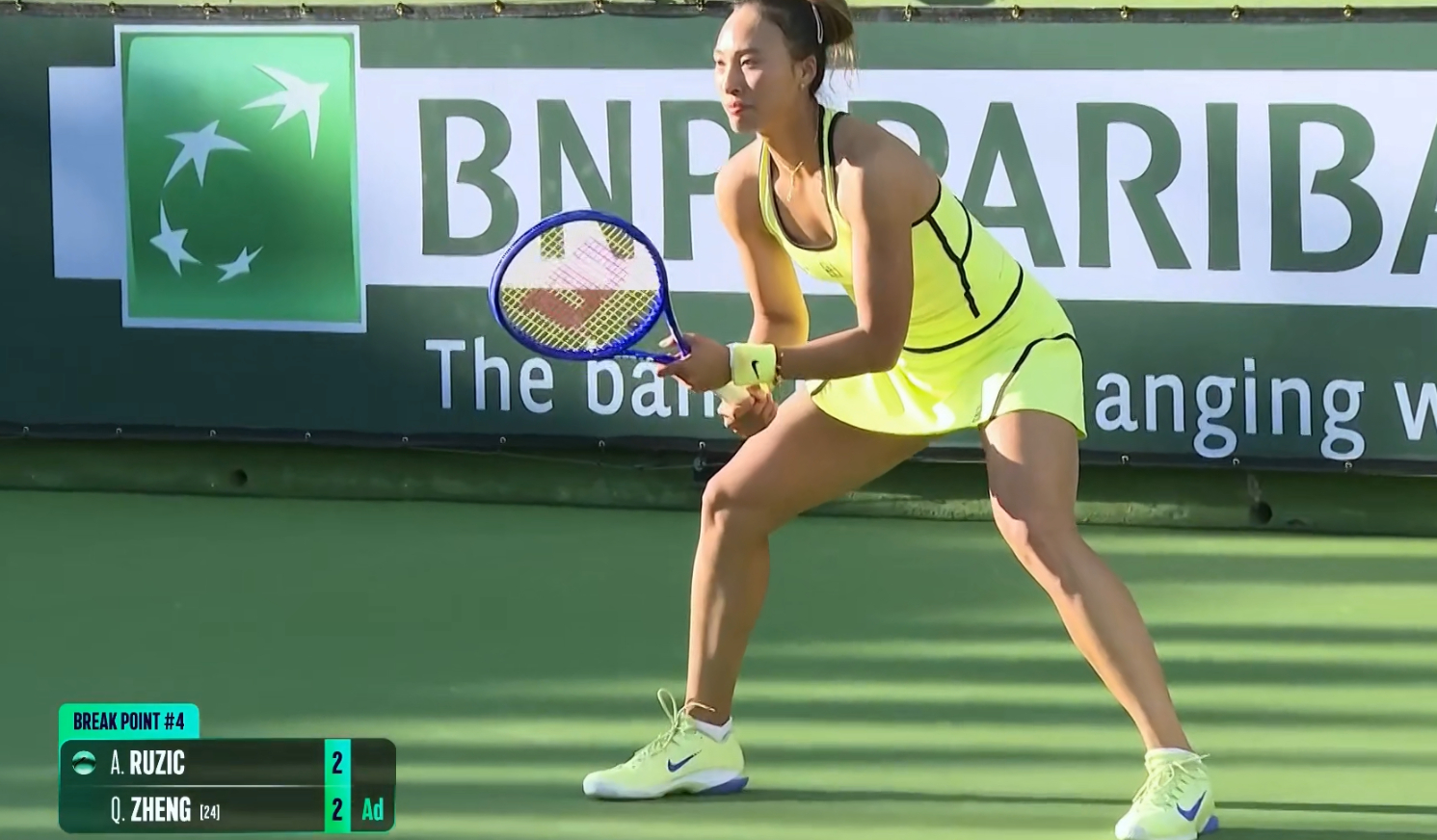 郑钦文vs鲁季奇 郑钦文把握住第六个破发点，首盘率先破发，3-2领先，对方不破反