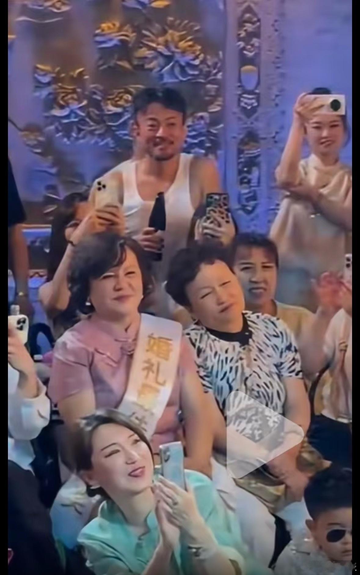 林家川怎么穿着背心就去参加董璇张维伊婚礼了[笑cry]哥真的超绝松弛感，台下看着