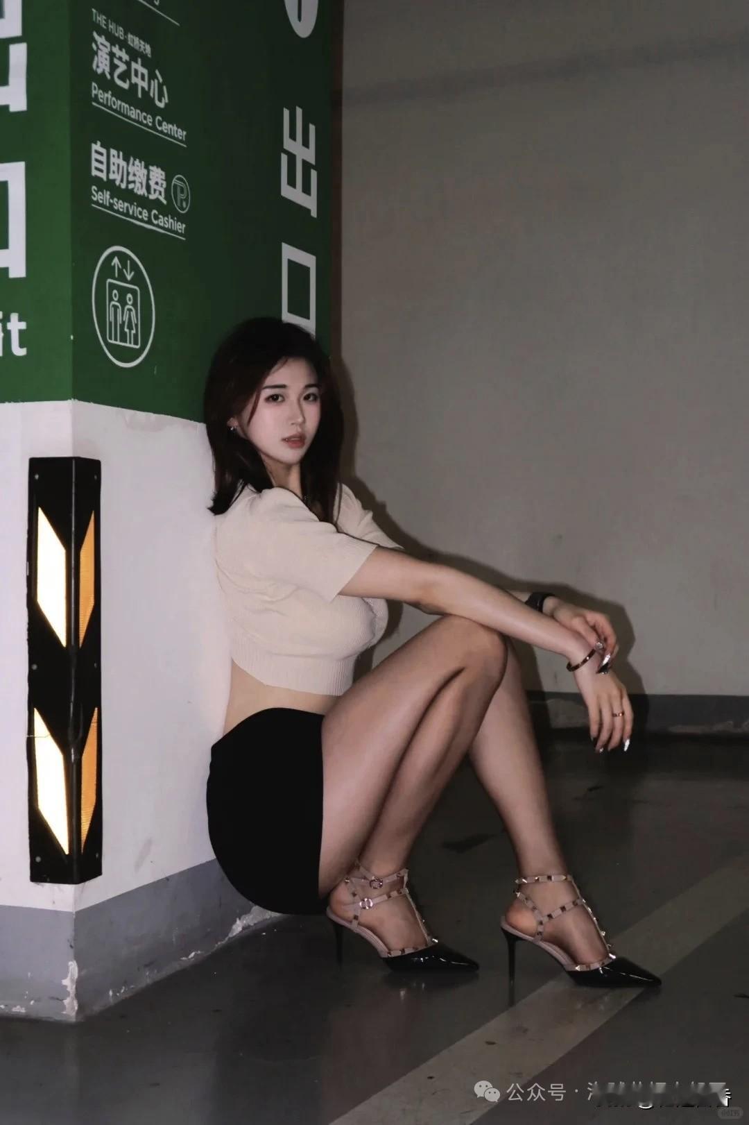 都市女孩的时尚穿搭，自信地坐在街头女性时尚穿搭