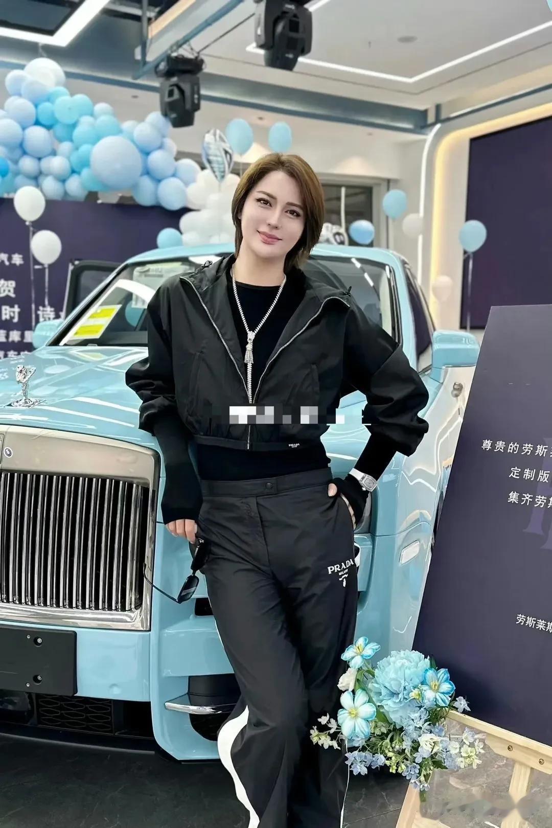 辛巴爱徒时大漂亮高调炫富！

时大漂亮，之前是一名模特，后期拜师辛巴转战电商。在