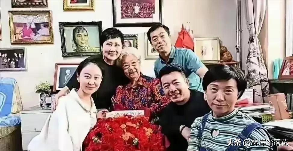 这几位来家里看望老艺术家田华老师，我看着都眼熟，但叫上名字的只有张凯丽一个，剩下