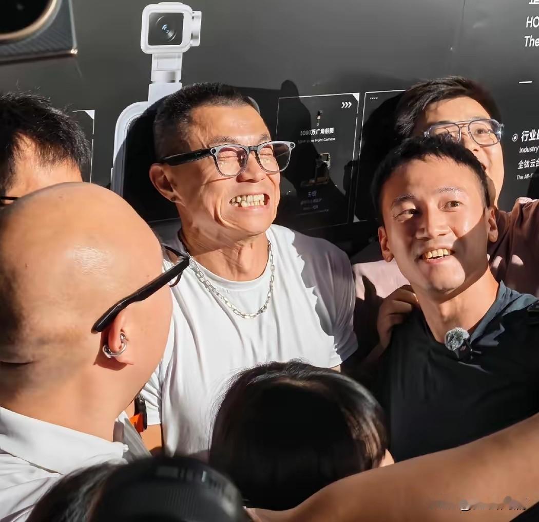 互联网真的是两极分化的娱乐场。
陈震，车圈大v，因为偷税漏税被禁言了半年。
复出