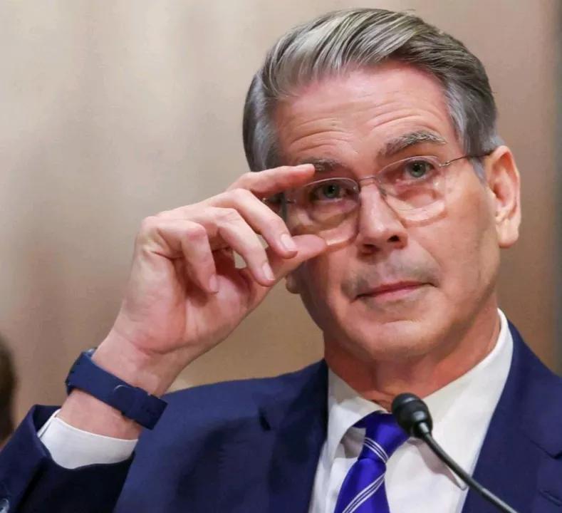 美财政部宣布，将冻结伊朗在海湾国家的银行账户。

半岛电视台报道，当地时间15日