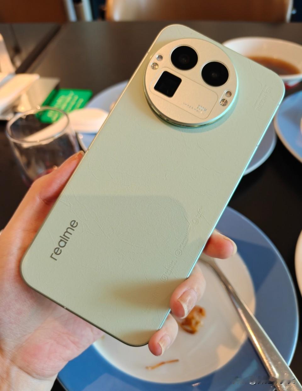 真我GT8Pro机械拼装设计：可拆·可拼·可换，还挺特别的，后盖的后感也很好。1