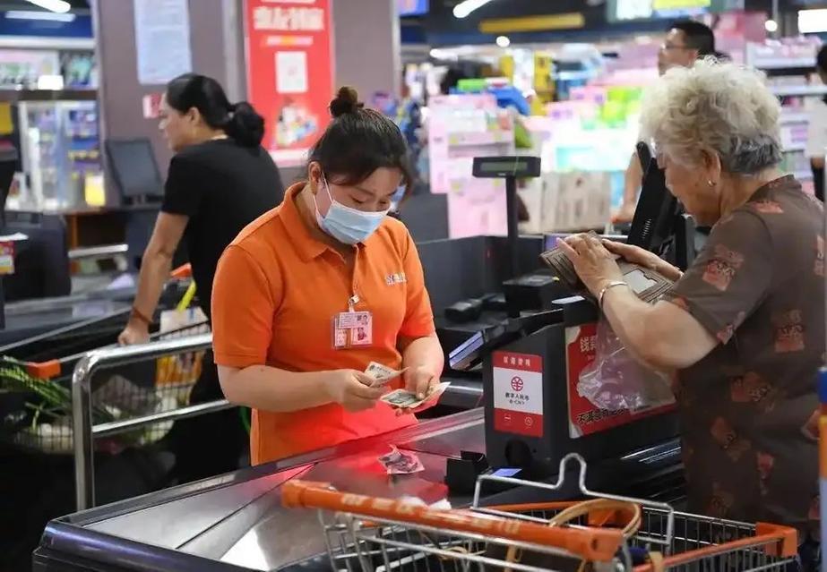 昨天，早饭后顺便到小区超市去买点菜，当选好菜品后去收银台我付现现金100元，从收