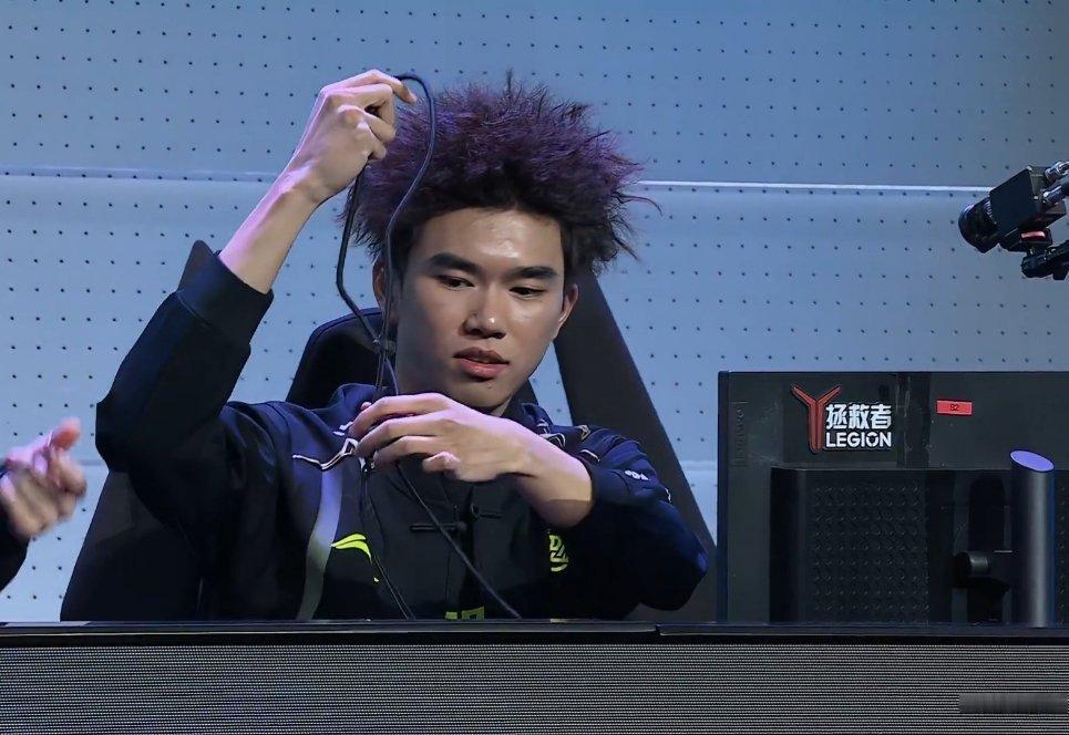 AKi是不是被发型师洗脑了整了这么一个爆炸头？也不好看啊#英雄联盟##LPL# 