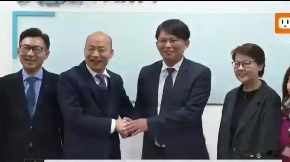 柯文哲退居幕后！
   今天上午黄珊珊、黄国昌双黄接见了前来拜访的韩国瑜和江启臣