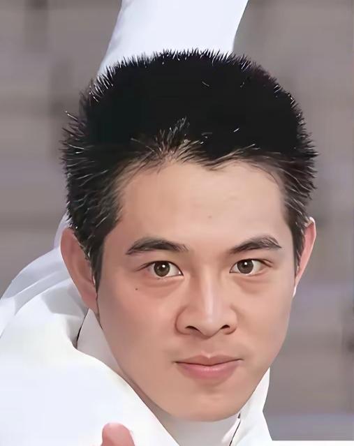 李连杰的眼神里透着一股别的男人没有的英气，不怒而自威，瞪大双眼那种英姿飒爽，英气