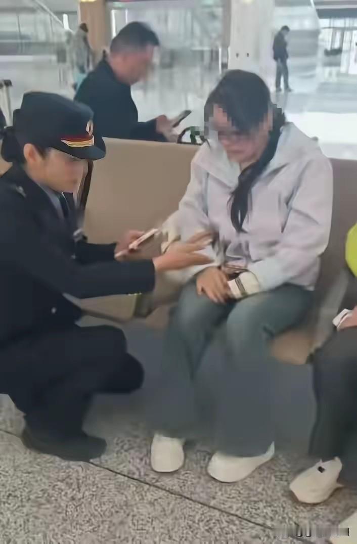 西安东站一女子坐在候车大厅哭泣，而且哭了好久，一名男乘客实在有些看不下去，但又不