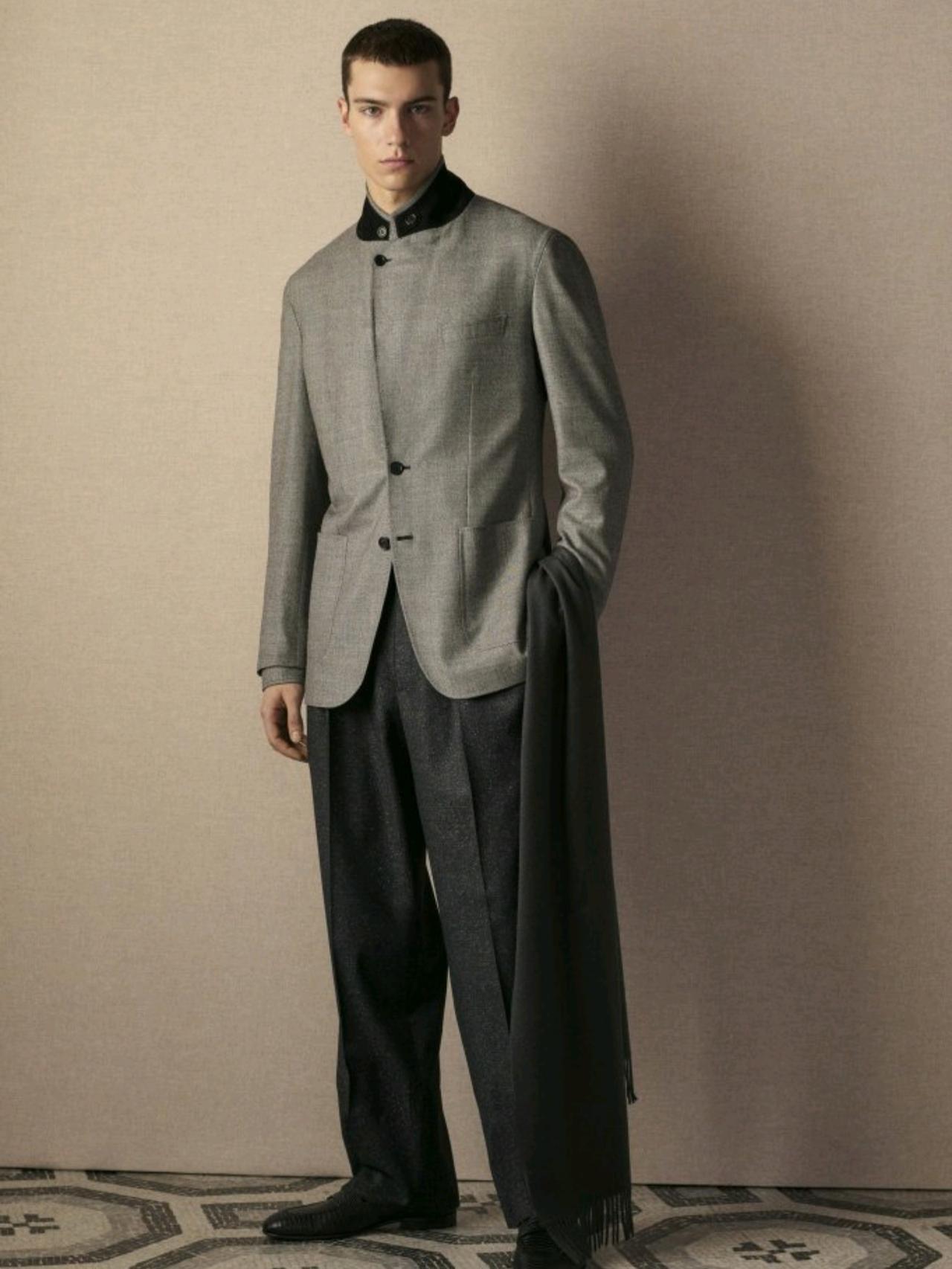 Brioni 2026秋冬男装系列，把奢华藏进了触手可及的面料肌理里。骆马毛、羊