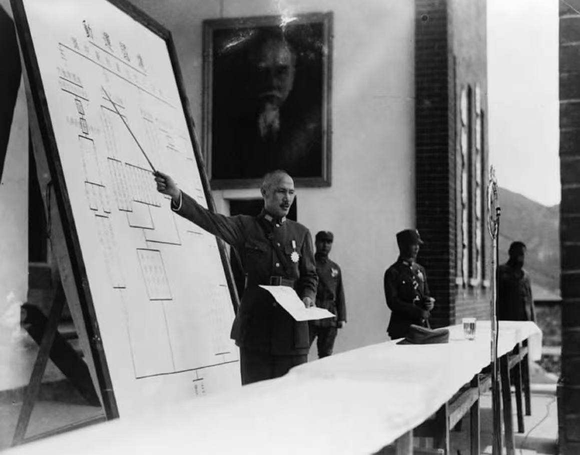 这是不是1937年，在江西庐山发表抗日宣言时的留影？老照片 抗日战争