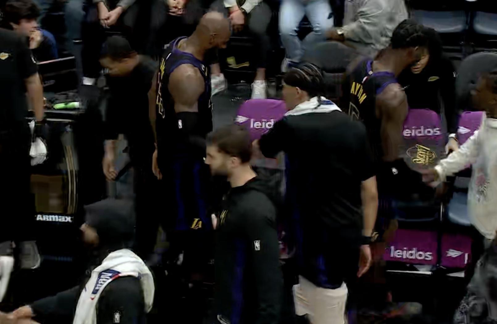 奇才暂停，湖人领先22分！！！ 詹姆斯带队效果，不错呀！湖人vs奇才