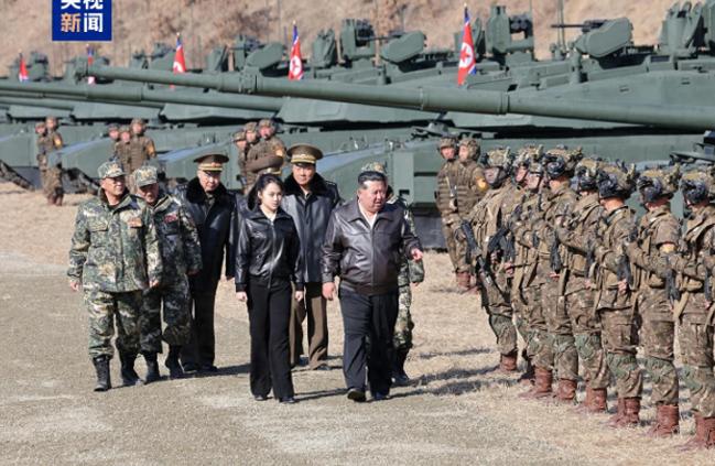 最近朝鲜又有新动作，金正恩亲自来到平壤第60训练基地，视察首都防御军的演习现场，