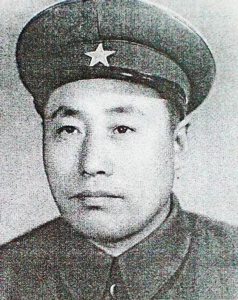 1944年，东北抗联将领于天放在黑龙江被捕，他夜里借口上厕所，用烙铁狠狠砸向看守