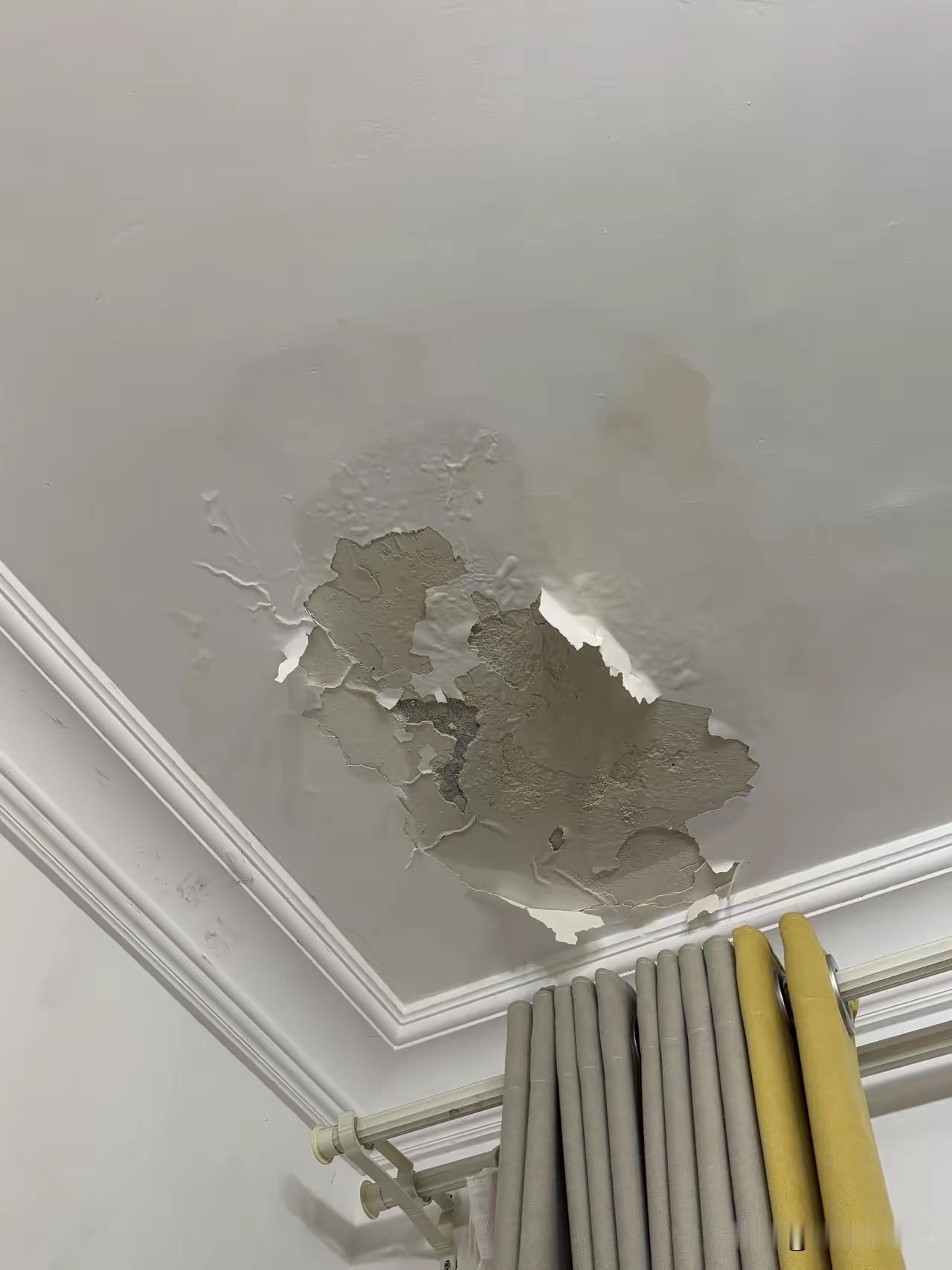 楼上漏水，墙皮都脱皮了。叫了物业，可楼上的住户耍无赖说这不是他的责任，是房子本身