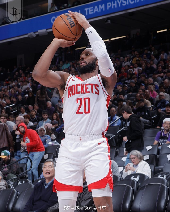火箭今天继续用奥科吉首发，没有使用五大首发：阿门、奥科吉、杜兰特、小贾、申京雷霆