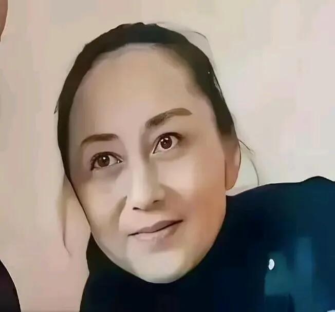 她们两个都是90年代特别漂亮大气的美女，现在老了之后一个有点苦相，一个面相温和，
