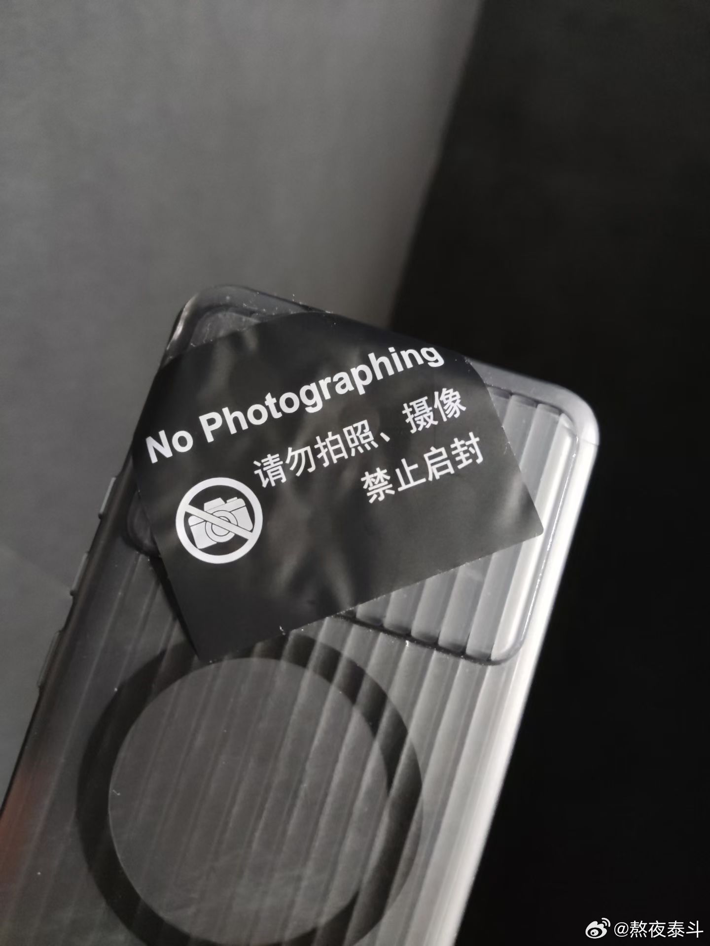 前几天在北京看了新一代SU7的白车身，结构方面有一些变化。1、热气胀工艺的内嵌式