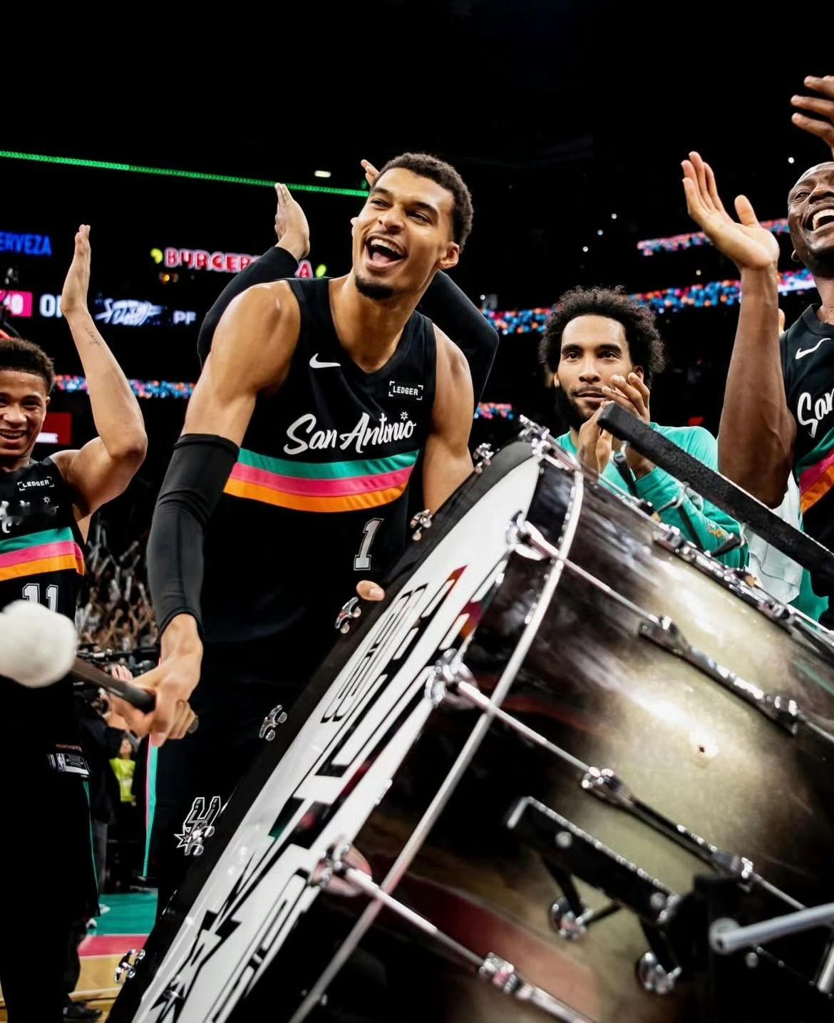 看一眼赛程👀马刺和雷霆常规赛还有2次交手1月14日（雷霆主场）、2月5日（马刺