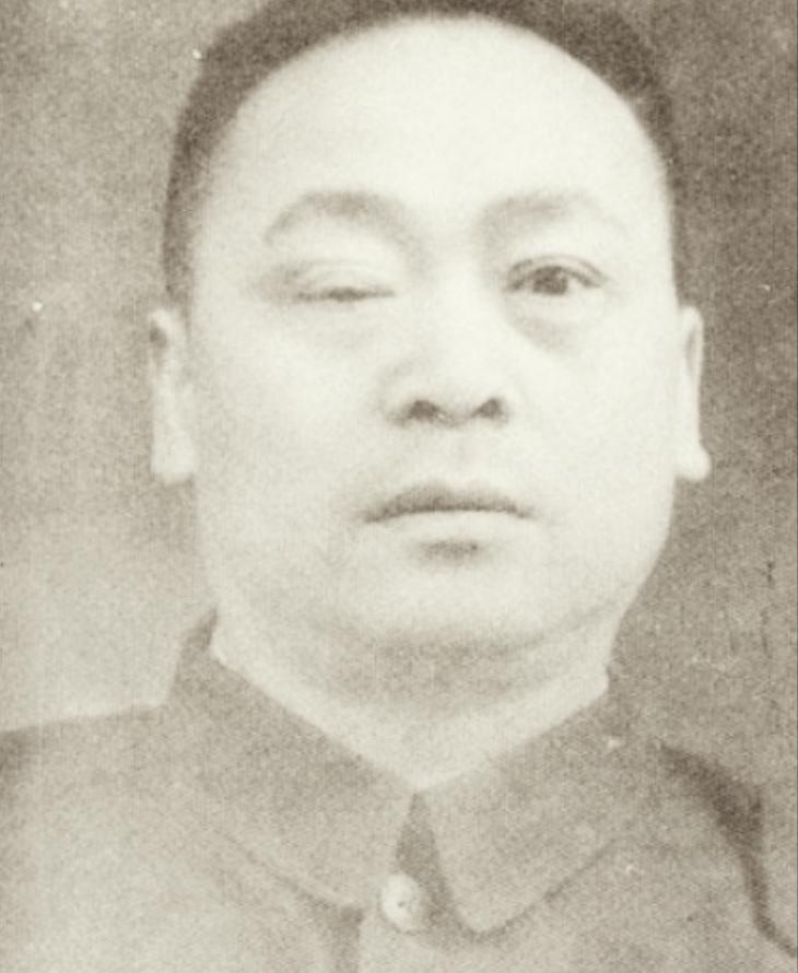 他曾经是红四方面军重要领导人，犯下严重过错。1937年后被解除指挥权，长达十年未