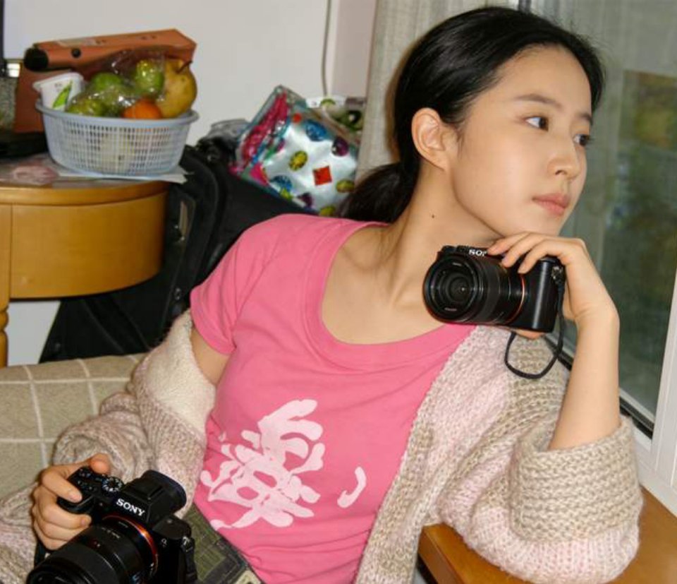 刘亦菲02年的照片中手持价值1.6万的索尼，背景的水果至今未拥有 