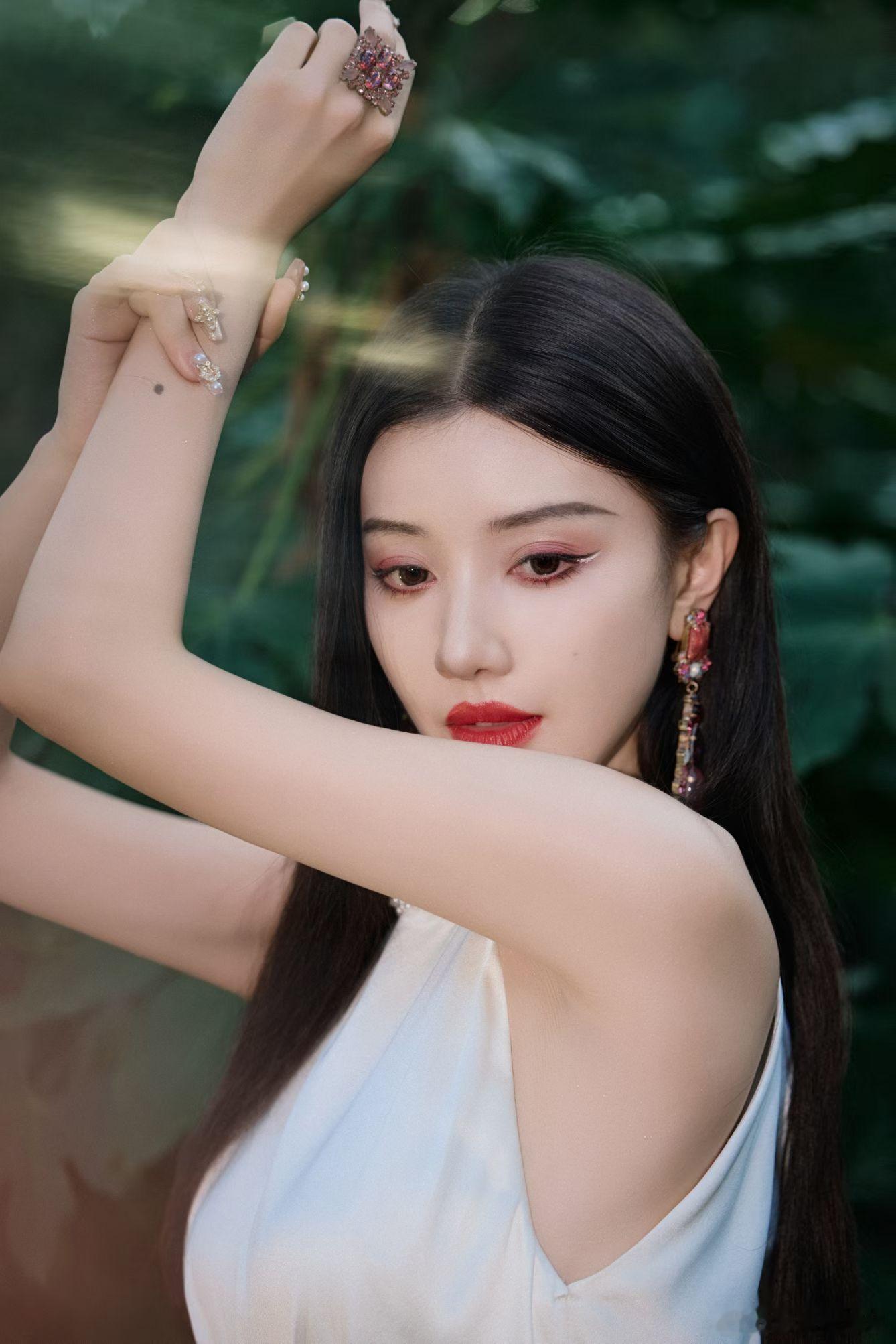 也是好美的女孩子！ ​​​