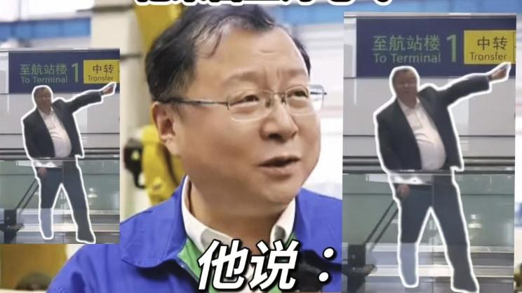 上海机场的自动步道上，54岁的傅师傅无意间闯入艺术团队伍，跟着摆出“飞天”姿势，