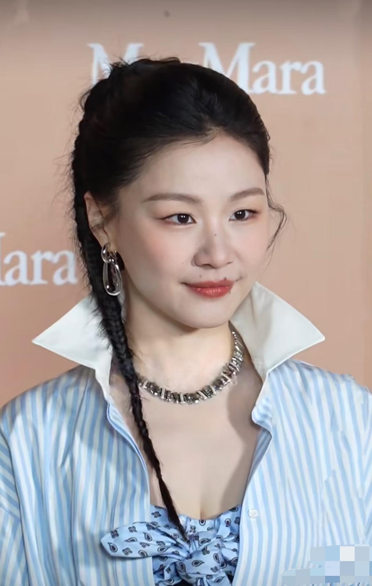 心态好的人藏不住福气的。
金靖真的不一样了。
前几天在李佳琦直播间，她带着笑澄清