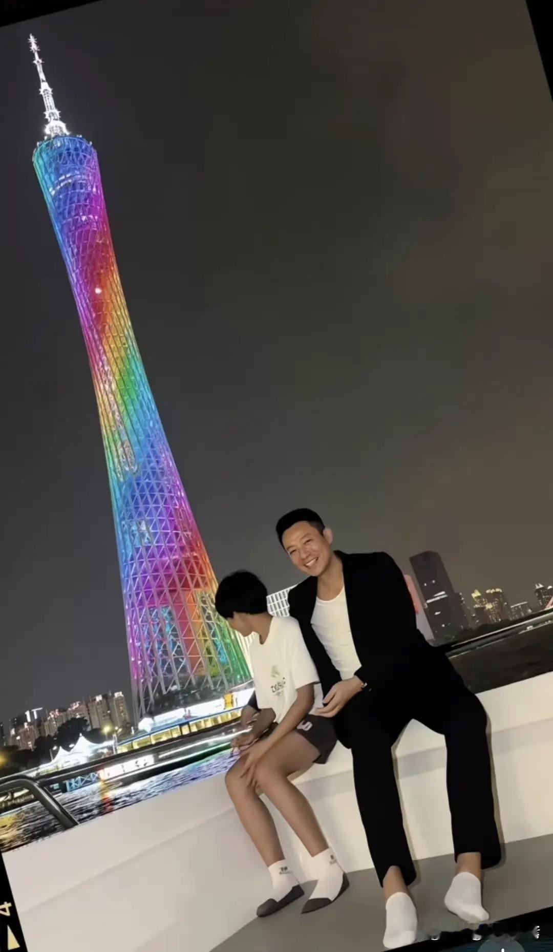 夜色广州，小菲带着儿子箖箖登上夜游船，两岸灯火璀璨，江风温柔拂面。父子俩并肩而坐