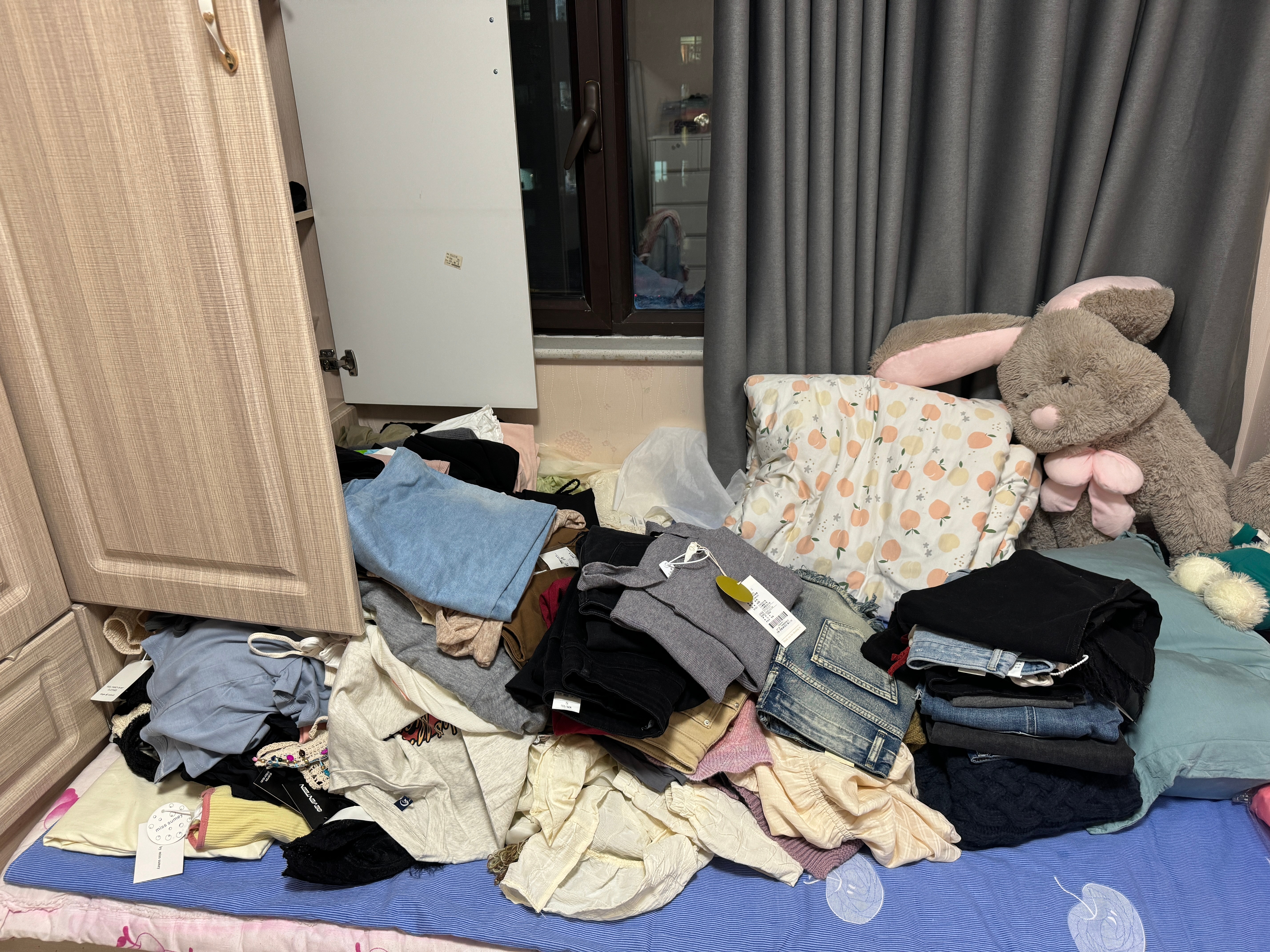 衣服盲盒 春夏秋款 基本是九成新 还有很多有吊牌的 想要的老婆冲！ ​​​