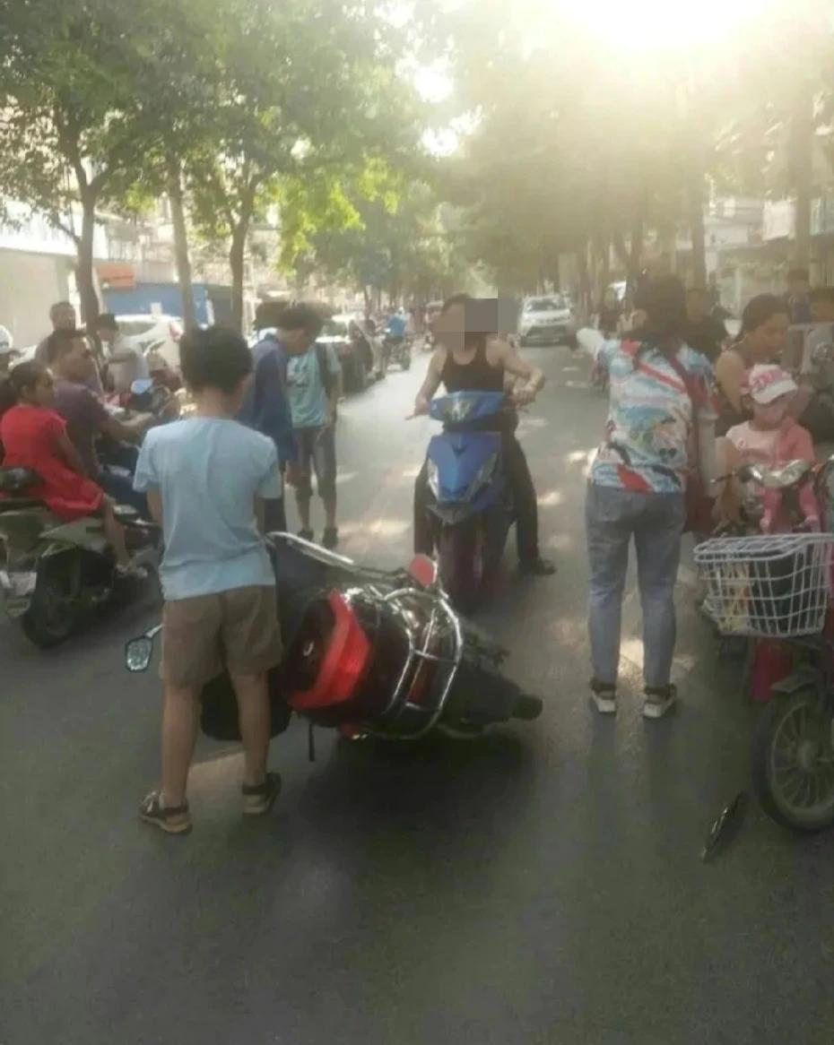 现在的学生骑电动车都这么厉害吗？第一是速度快，从后面“嗖”家伙就过去了，你还没反