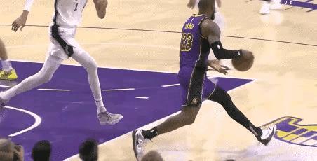 詹姆斯这种后撤步转身后仰投篮动作很舒展流畅，面对文班这种超强对手， 作为一个41