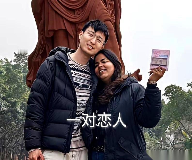 据说他领着那个印度姑娘进门前，他爸妈的脸，比锅底还黑。
闹了多少年了，就为这事儿