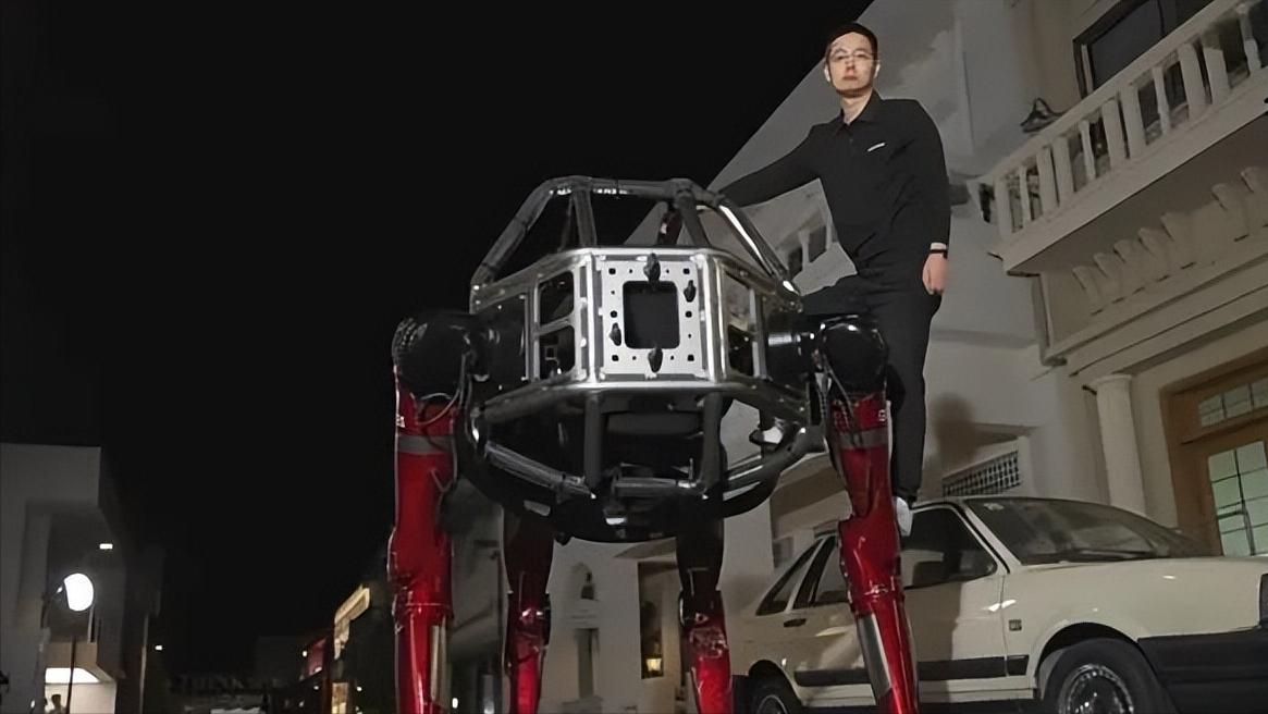 中国变形机甲亮相，能载人且准备量产，美国同行差距体现在哪里。

最近宇树科技推出