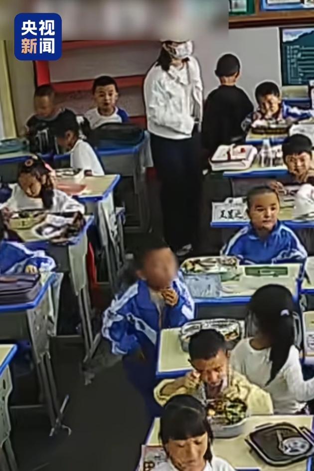 贵州六盘水，教室里正安安静静吃午饭，一个一年级小男孩突然被食物卡住喉咙，双手紧紧